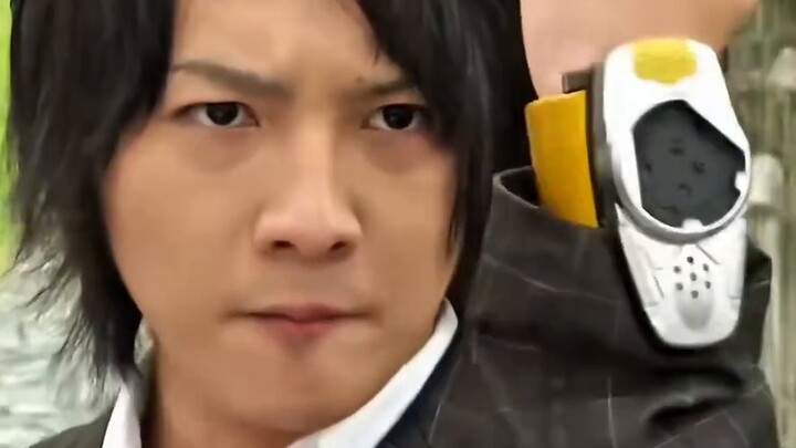 Kageyama: Cậu đang sưu tầm thiết bị biến hình à? Tôi có một cái phát sáng trong túi, cậu có muốn một