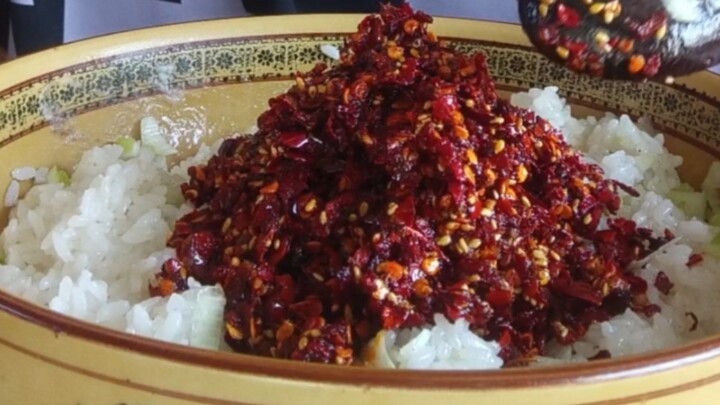 Nasi campur lemak babi disantap dengan semangkuk minyak cabai!