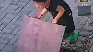 小孩哥跳地窖😭