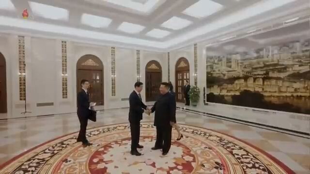 Estimado camarada Kim Jong Un reúne-se com delegação do Partido e do governo da China