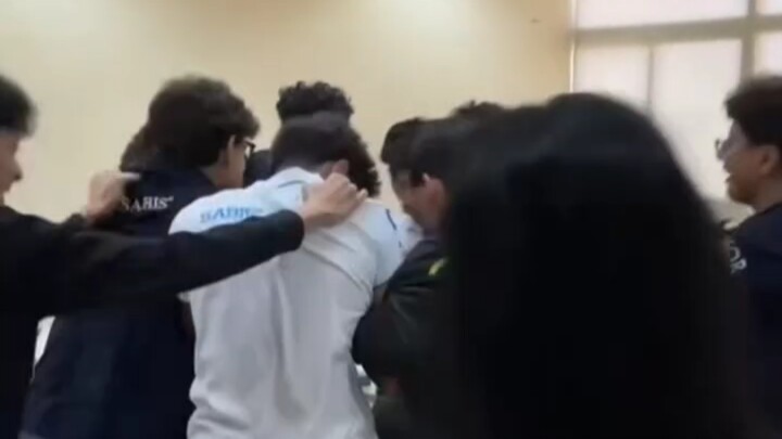 First, pretend to fight to draw the teacher’s attention, then surprise the teacher with a birthday c
