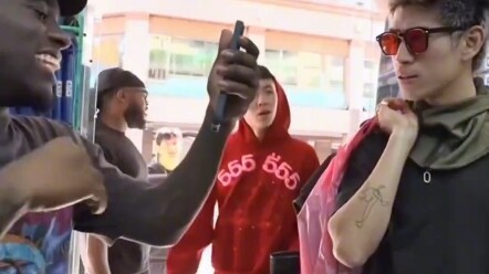Anh ấy muốn mua cái kia!! Hahaha
