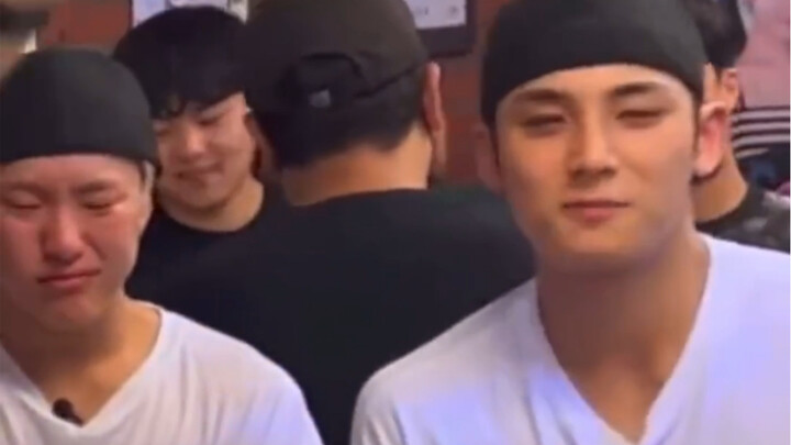 Kim Min-kyu ukuran L, Kwon Soon-young ukuran XS