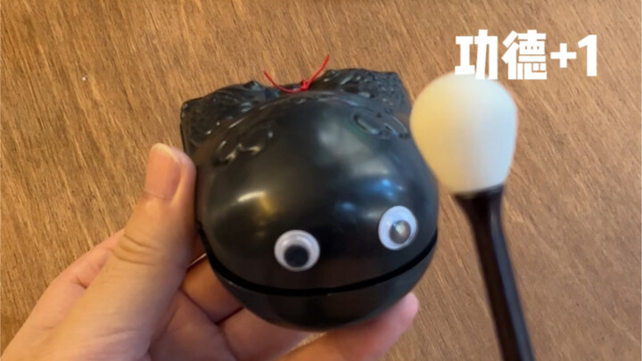 Souvenir kecil dari pacar, katanya kalau lagi stres tinggal keluarkan terus ketuk-ketuk aja…