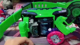 Một chiếc túi may mắn trị giá 300 hiệp sĩ và một bộ đồ tốt nghiệp cũng không phải là quá nhiều phải 