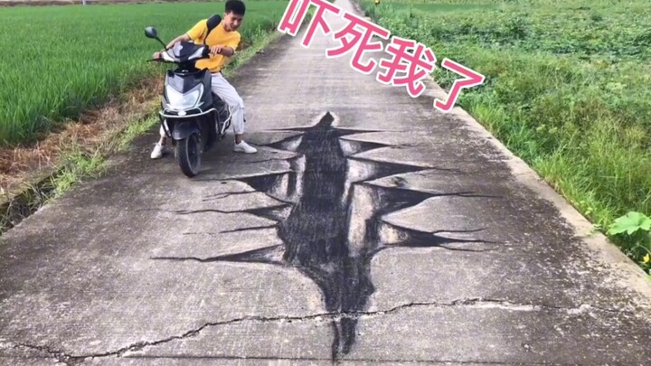 在马路上画一条裂缝。路人看到会有啥反应呢？