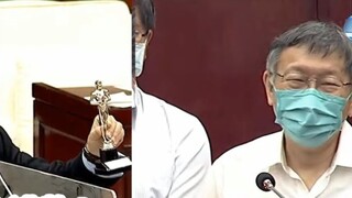Wang Shijian presented the "Worst Mayor Award" and a small hamburger to Ko Wen-je, but Mayor Ko didn