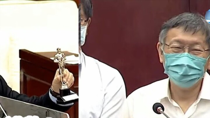 หวาง ซื่อเจี้ยน มอบรางวัล "นายกเทศมนตรีแย่ที่สุด" และแฮมเบอร์เกอร์ชิ้นเล็กให้กับ โก เหวินเจ๋อ แต่ นา
