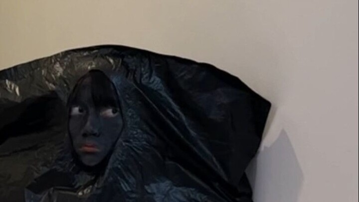 Biến thành túi rác và xem bạn trai phản ứng thế nào