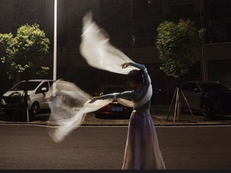 مرة أخرى أسمع الأغاني تُغنَّى في الفناء العميق