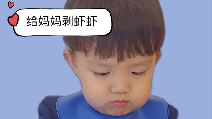 Bạn nhỏ Màn Thầu đang bóc tôm cho mẹ, thật ấm lòng!