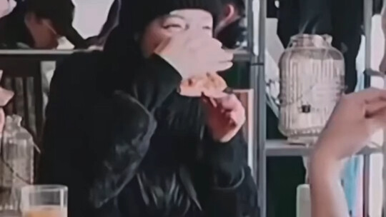 When Dilraba found out Wang Anyu went to the supermarket to shop but didn’t pay for it