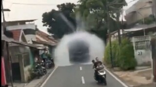 这TM才叫洒水车