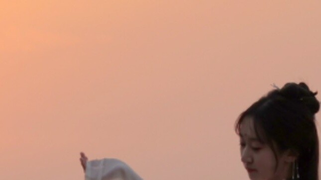 การผจญภัยในวันแรกของตรุษจีนอาจกล่าวได้ว่าเป็นวิดีโอชีวิตหรือวิดีโอการเต้นรำ (จริงๆ แล้วฉันแค่ตั้งใจจ