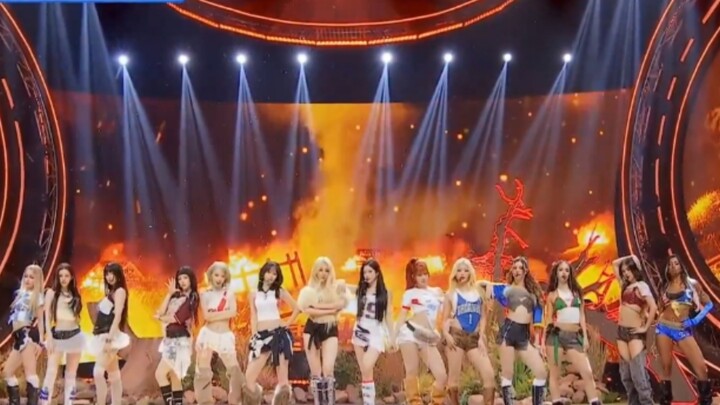 Tampilan panggung perdana lagu kolaborasi LE SSERAFIM + ILLIT + KATSEYE, "ICONIC BY MISTAKE" + rekam