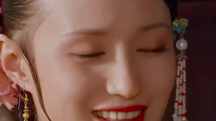 การตัดกระดาษติดหน้าต่างและการเพลิดเพลินกับดอกไม้ในวันส่งท้ายปีเก่าอาจเป็นรายละเอียดที่น่าเศร้าที่สุด