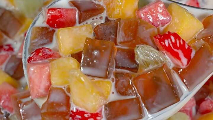 The signature brown sugar fruit soup of the dessert shop, let's have a cup for the family when summe