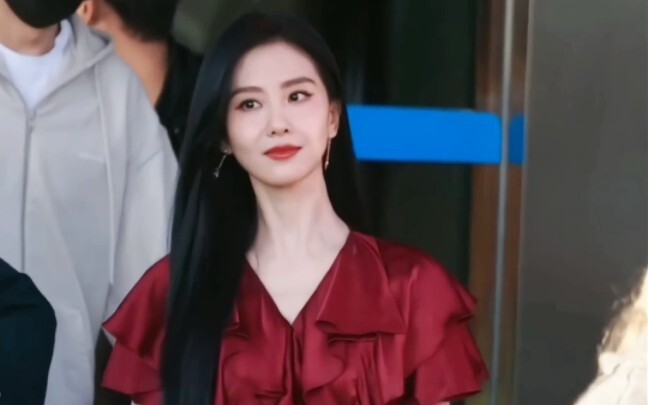 ผู้หญิงที่แกว่งไปมาตามสายลม สวยจนพูดไม่ออก
