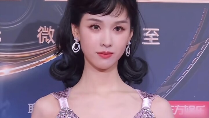 ออร่าแดงช่างบำรุงผิวพรรณจริงๆ คุณพี่คนนี้เดินพรมแดงได้อย่างคล่องแคล่วเป็นธรรมชาติไปแล้ว!!