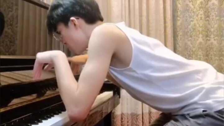 قال لانغ لانغ إن عزف البيانو يكسب المرء أناقة، لكنني لم أكن أتوقع أن القرد بارع إلى هذا الحد في عزف 