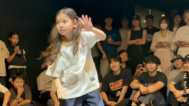 One-Take Shot: 8-Year-Old Chinese Girl “Drilled” at a Sino-Korean Popping Exchange Competition