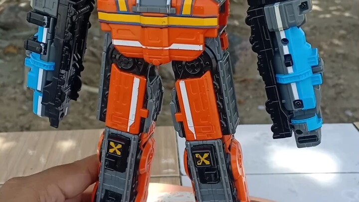DX Build Daioh Tank là một đoàn tàu robot khổng lồ.