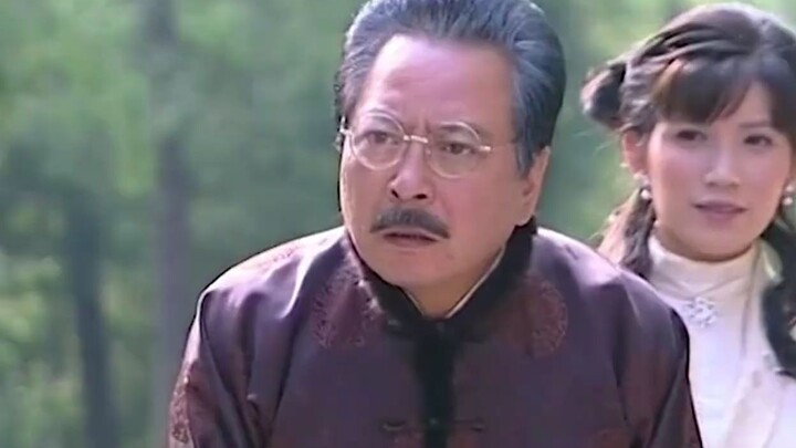 Seorang kakek menggigit kue yang dijual di pinggir jalan, dan ternyata menemukan putrinya yang hilan