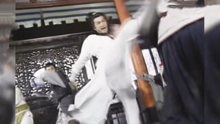 Salah satu dari pria tua ini yang bermain sepak bola adalah orang penting dalam dunia kostum kuno!
