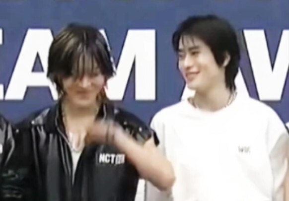 8 năm debut, sao lại bước thảm xanh kiểu này?