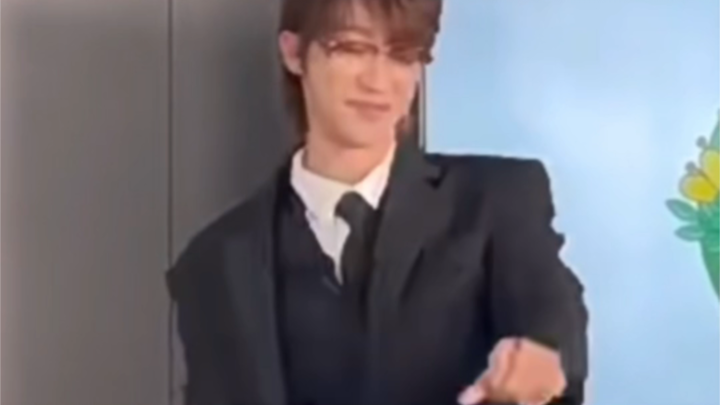 Xu Minghao menarikan versi jas "Quack, Quack, Quack" lagi❗