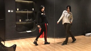 Come and see BY2 studying in the classroom, holding the microphone and singing and dancing to their 
