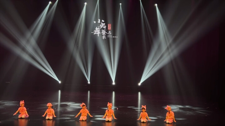 启蒙班舞蹈：小猪吃的饱饱