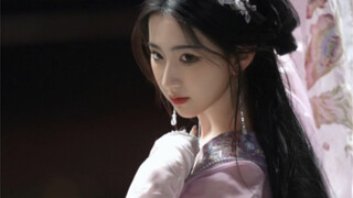 “陛下究竟在透过我，看着谁呢。”