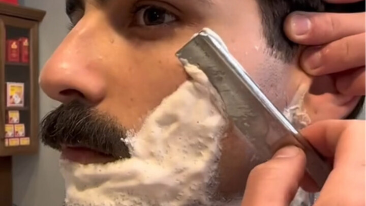 Pengalaman Mencukur ala Italia yang Imersif untuk Pria Elegan