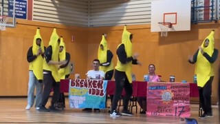 学生在国外校园表演大香蕉，魔性舞蹈让外国评审老师笑翻了