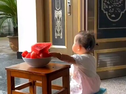 เธอดูเหมือนกำลังคิดอะไรอยู่ แต่แตงโมยังไม่ได้กัดเลยสักคำ