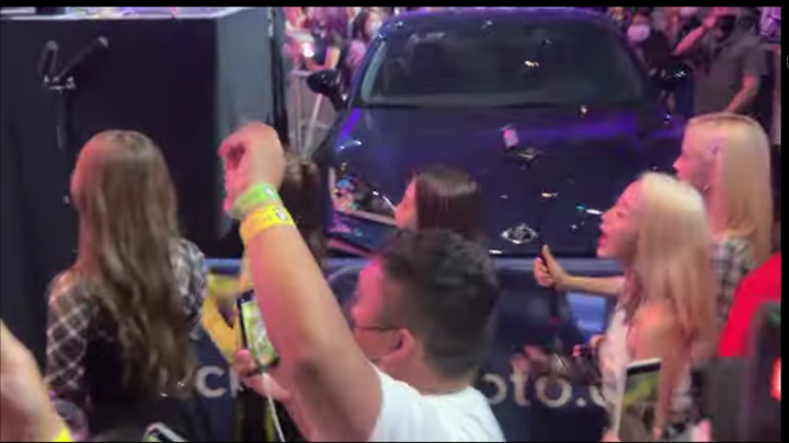 ITZY and Kep1er watch Stray Kids' performance backstage