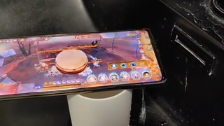 一边跟同事聊天，一边手上做着重复的工作，这里到底是阴阳师还是电子厂啊