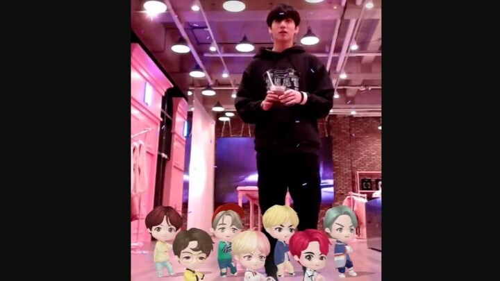 [BTS] BTS cùng các búp bê mô hình đáng yêu của nhóm nhảy theo bài “IDOL”