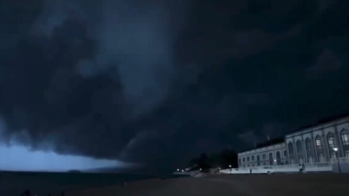 “Mây đen bao trùm thành phố”