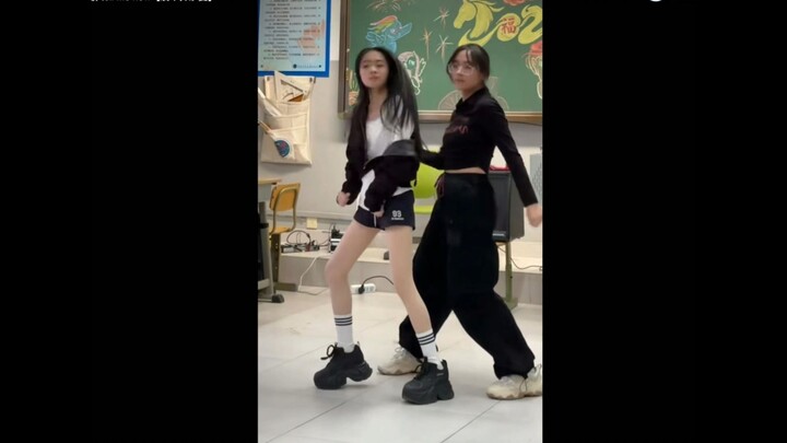 China’s Top Girls’ High School: Sexy Duo Dance / Long Legs (“Chopstick Legs”) at New Year’s Gala | H