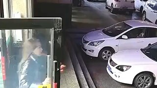 When choosing a wife, you should pick a young lady like this—she knows how to manage a household!