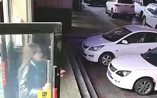 Menantu perempuan sebaiknya seperti gadis muda ini—yang pandai mengatur rumah tangga.