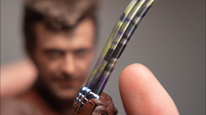 [First Unboxing] There’s actually a Hulk on this Wolverine’s claws?!