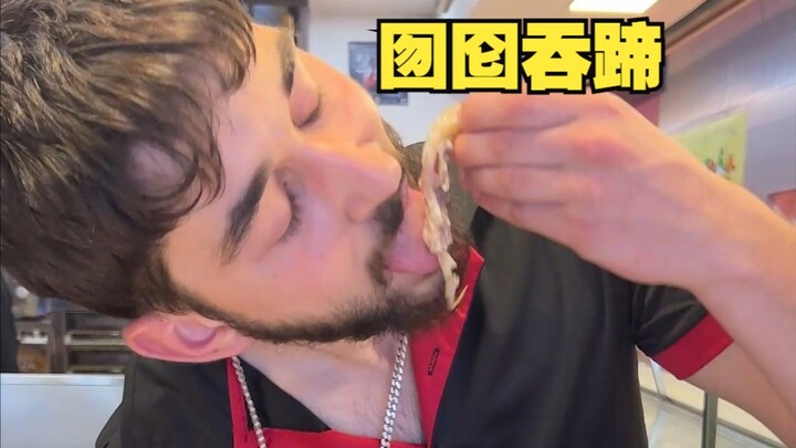 هل سيفهم الأجانب في برشلونة ويتذوقون "كعكة أقدام الخنزير على طريقة الأم" التقليدية من تشنغدو، التي ت