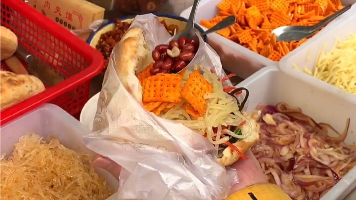 Quán bánh kẹp tự phục vụ, một chiếc bánh kẹp rau giá 3,5 tệ, cứ thoải mái lấy rau, miễn đừng lãng ph