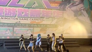 在漫展上开了一场P.A.R.T.Y.
