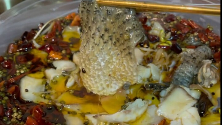 All-oil boiled fish—bite into that crispy fish skin and you’ll be blown away!