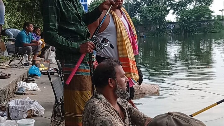 সিনিয়র শিকারি একটি মৃগেল মাছ শিকার করলেন
