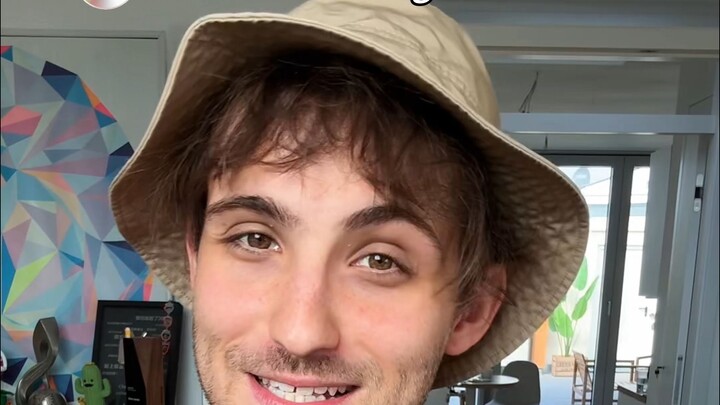Chris James - หน้าหนาวก็ต้องเติมพลังด้วยโดปามีนหวานๆ 🍬🍰 มาเล่าให้ฟังหน่อยสิว่าคุณไปเจอเพลง “Sugar” ไ